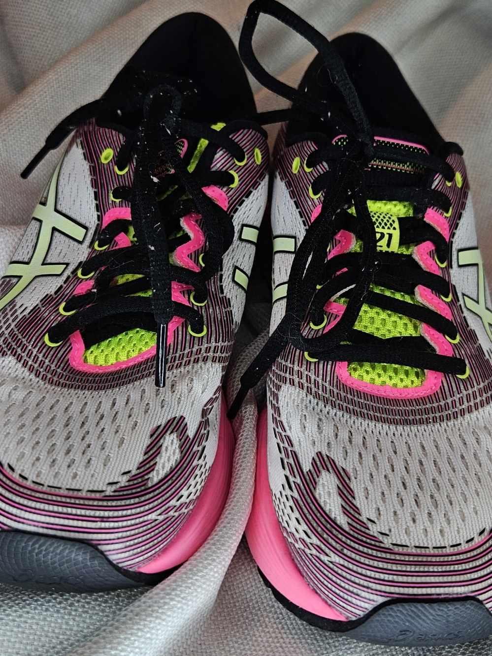 Asics Gel-Nimbus 21 Running Shoes in White, Black, and Hot Pink Size 7.5 - Picture 2 of 5
